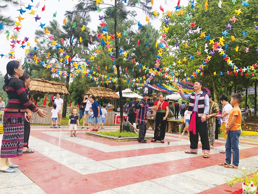 Các hoạt động giao lưu giữa du khách và đồng bào tại Làng Văn hóa - Du lịch các dân tộc Việt Nam